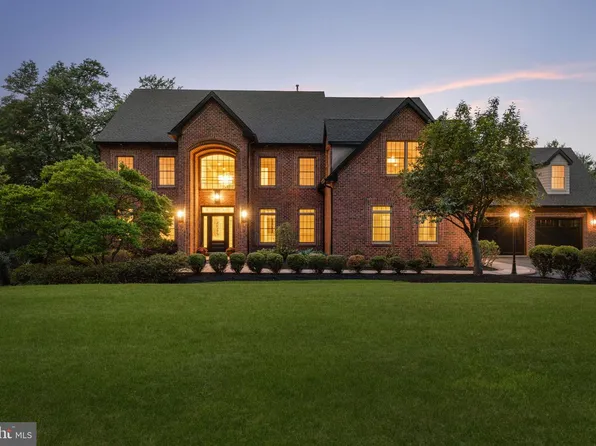102 Pickwick Dr, Doylestown, PA 18901