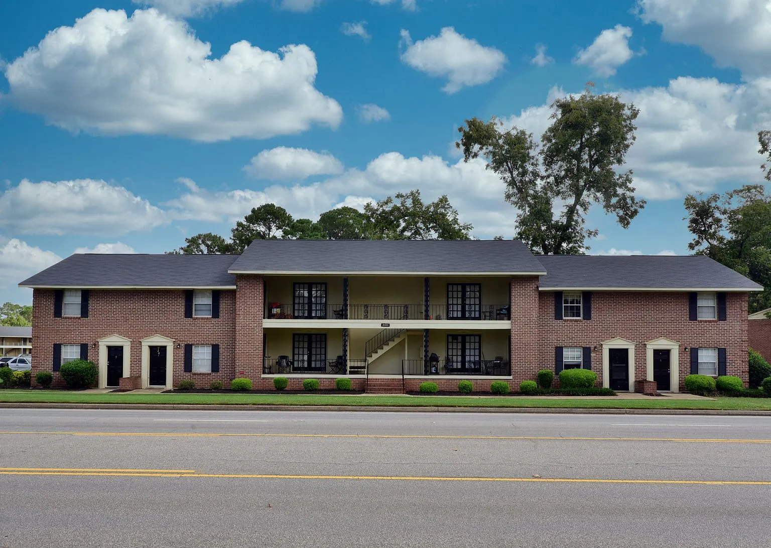 Shoreham Apartments — Photo 1