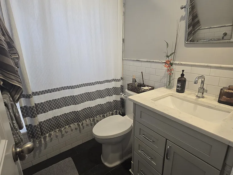 411 E Fulton St — Photo 10