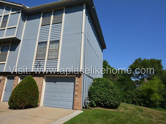 3rd image of 422 NE Timbercreek Dr