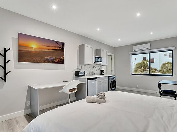 3rd image of 2922 Banyan St #1B