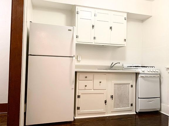2nd image of 125 E Washington St #5