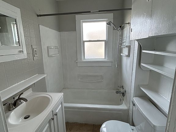 4th image of 313 SW 34th Ave