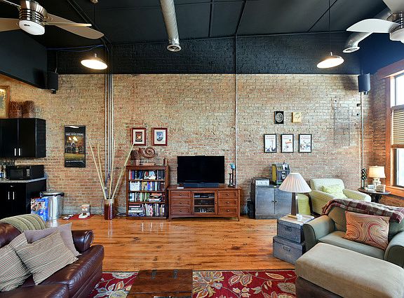 4th image of 225 W Madison St #1