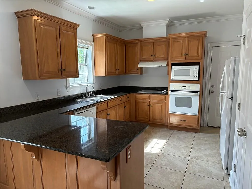 3 bed, 2.0 bath, 1803 sqft, $2,095 — Photo 3