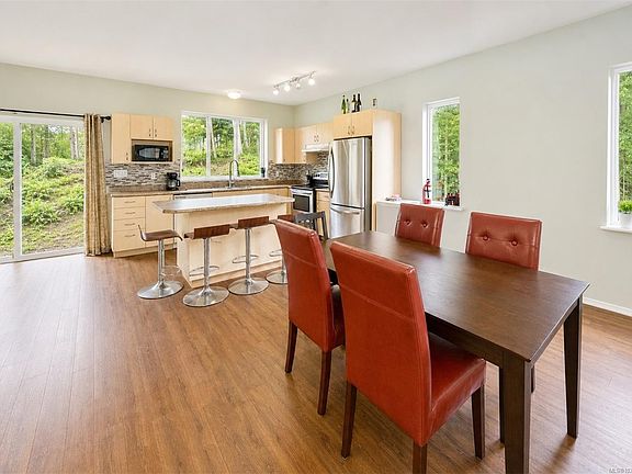 4th image of 645 Shore Pine Cres