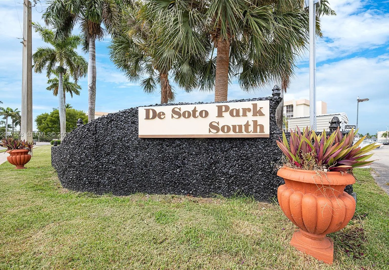 Desoto Park Condo — Photo 1