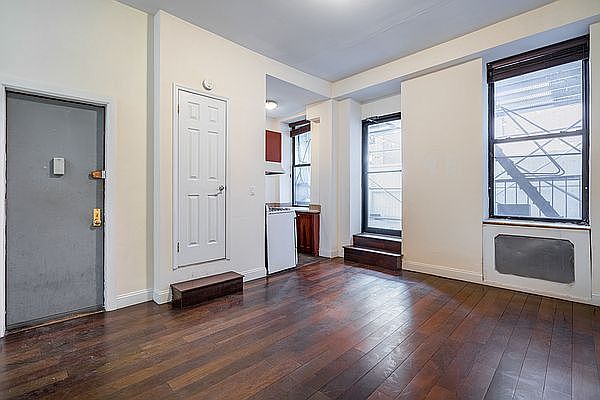 1st image of 252 W 14th St