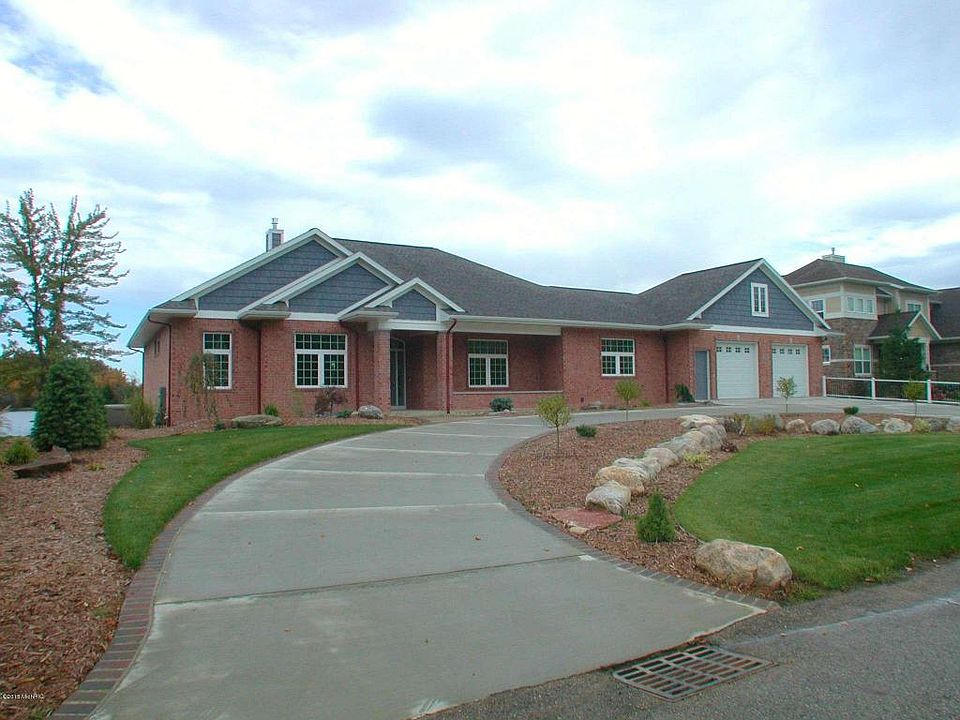 1st image of 389 Cove Dr SE