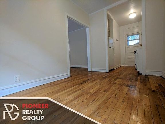 3rd image of 624 W Cornelia Ave APT 1S
