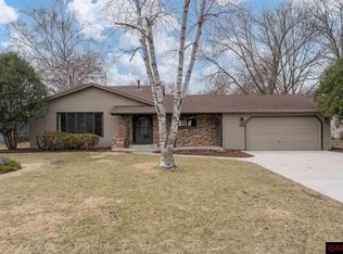 1009 Oak Terrace Dr, North Mankato, MN 56003