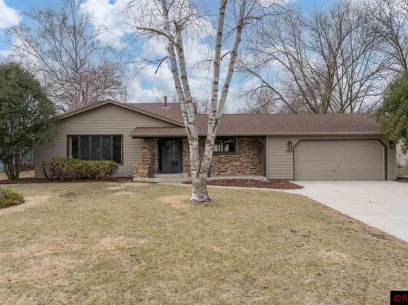 1009 Oak Terrace Dr, North Mankato, MN 56003