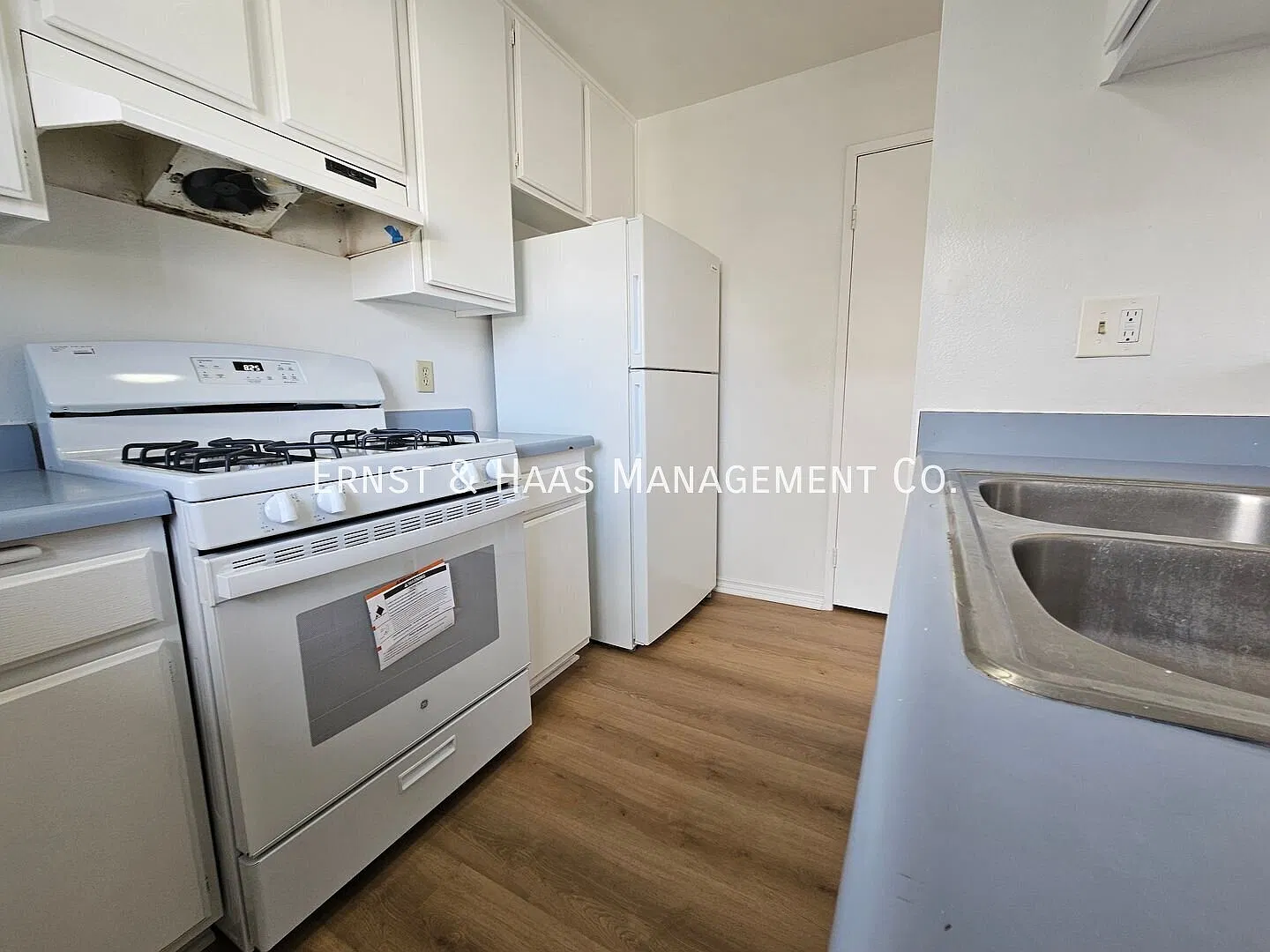 Charming Long Beach Apartment with Private Balcony & Parking! — Photo 4