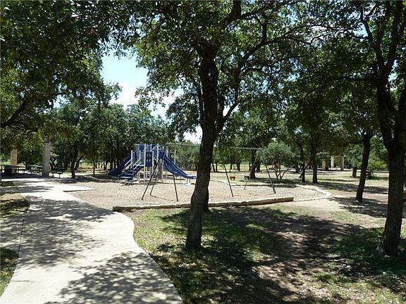 4th image of 702 Walsh Hill Trl