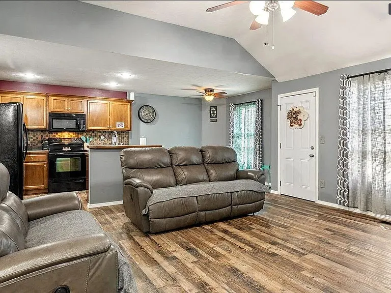 439 N Chandler Ave — Photo 24