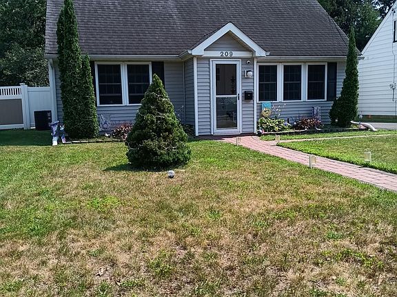 4th image of 209 Eaton Ave