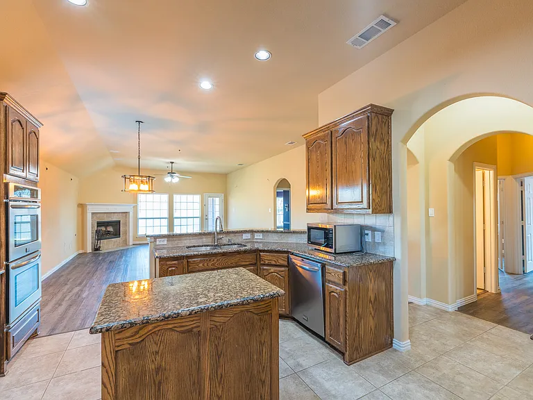 918 Witherby Ln — Photo 8