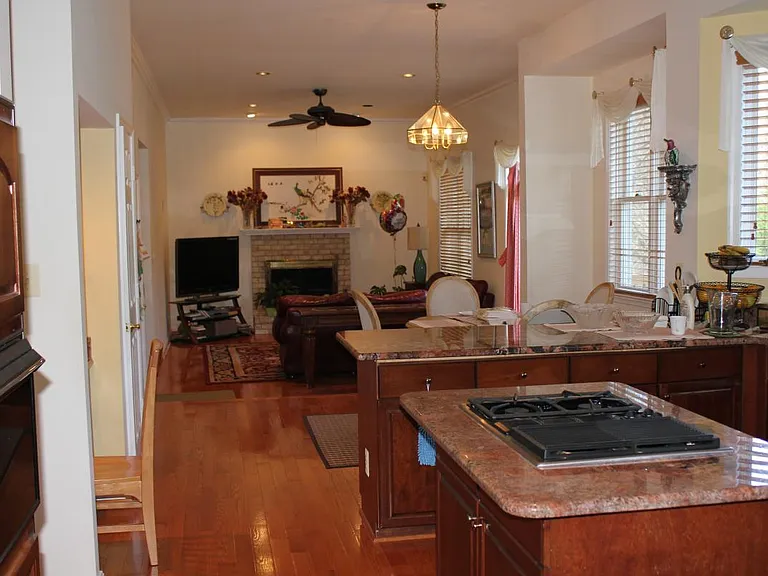 10006 Manor Pl — Photo 5