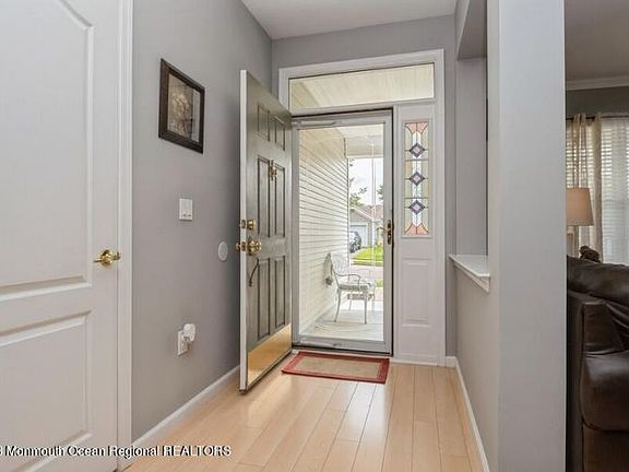 3rd image of 8 Gardenways Ct