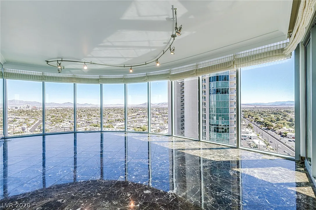 Turnberry Towers — Photo 2