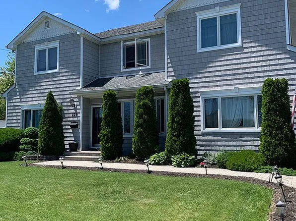 826 Milligan Ln, West Islip, NY 11795