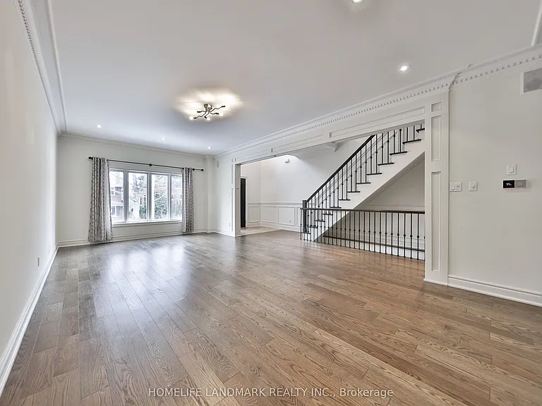 112 Kingsway Cres — Photo 6