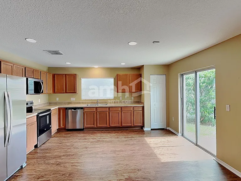 1733 Strathmore Cir — Photo 3