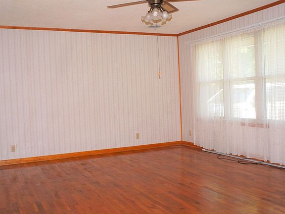 2nd image of 1020 W Lake St