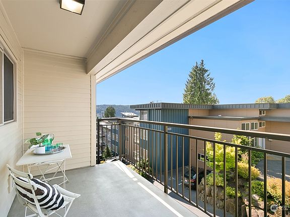 4th image of 3820 NE 155th Place #704