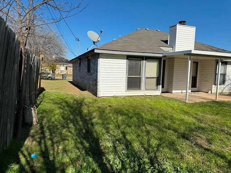 2404 Bluebonnet Dr — Photo 16