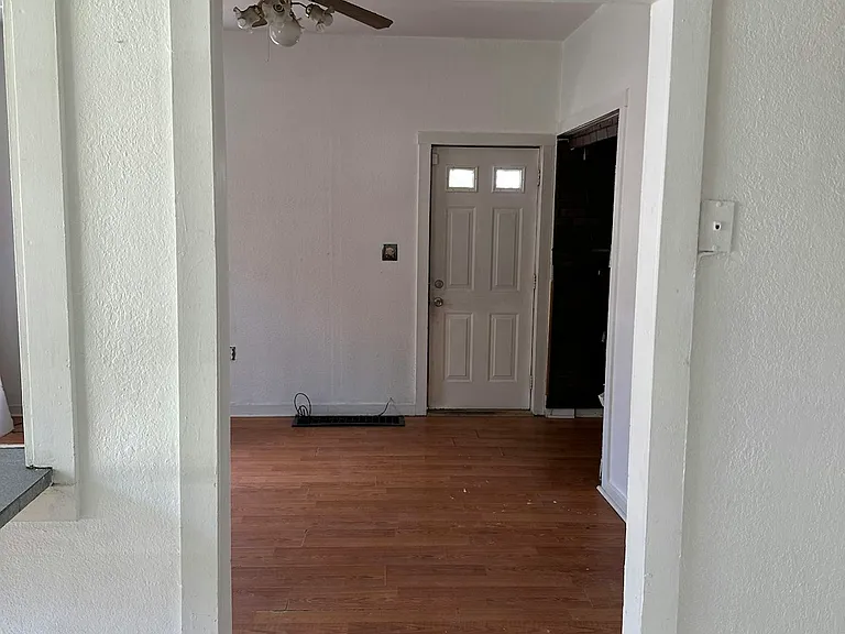 2121 N Prospect Rd — Photo 4