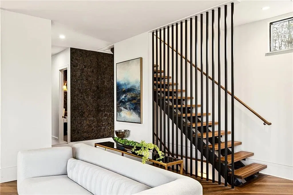 7 bed, 6.5 bath, 7396 sqft, $30,000 — Photo 1