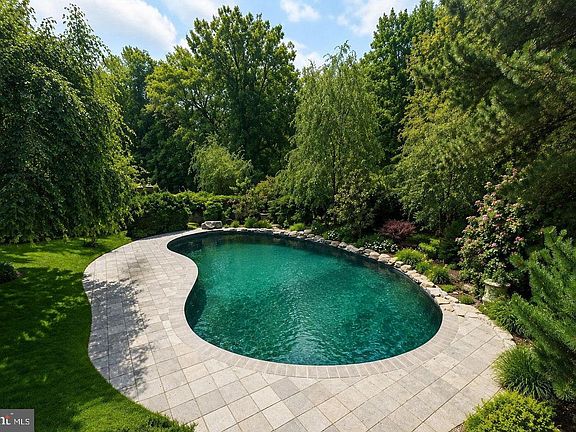 4th image of 20 Joseph Ct
