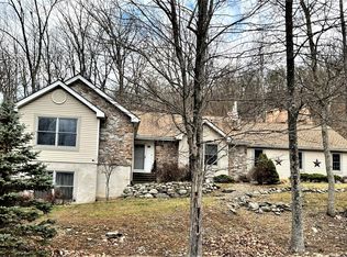 105 Victoria Ct, Bushkill, PA 18324