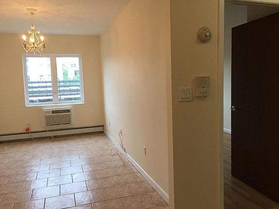 4th image of 3089 31st St APT 4
