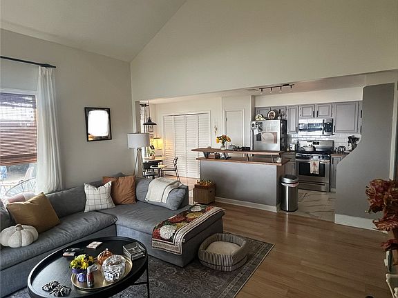 3rd image of 126 Parkwood Dr