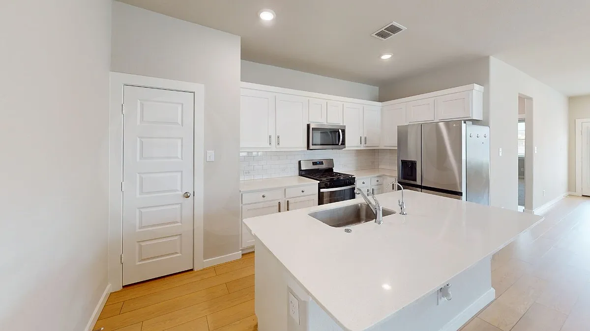 4 bed, 3.5 bath, 2547 sqft, $2,500 — Photo 3