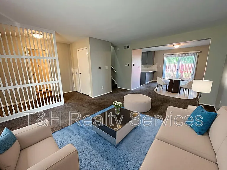 724 Southfield Ct — Photo 2