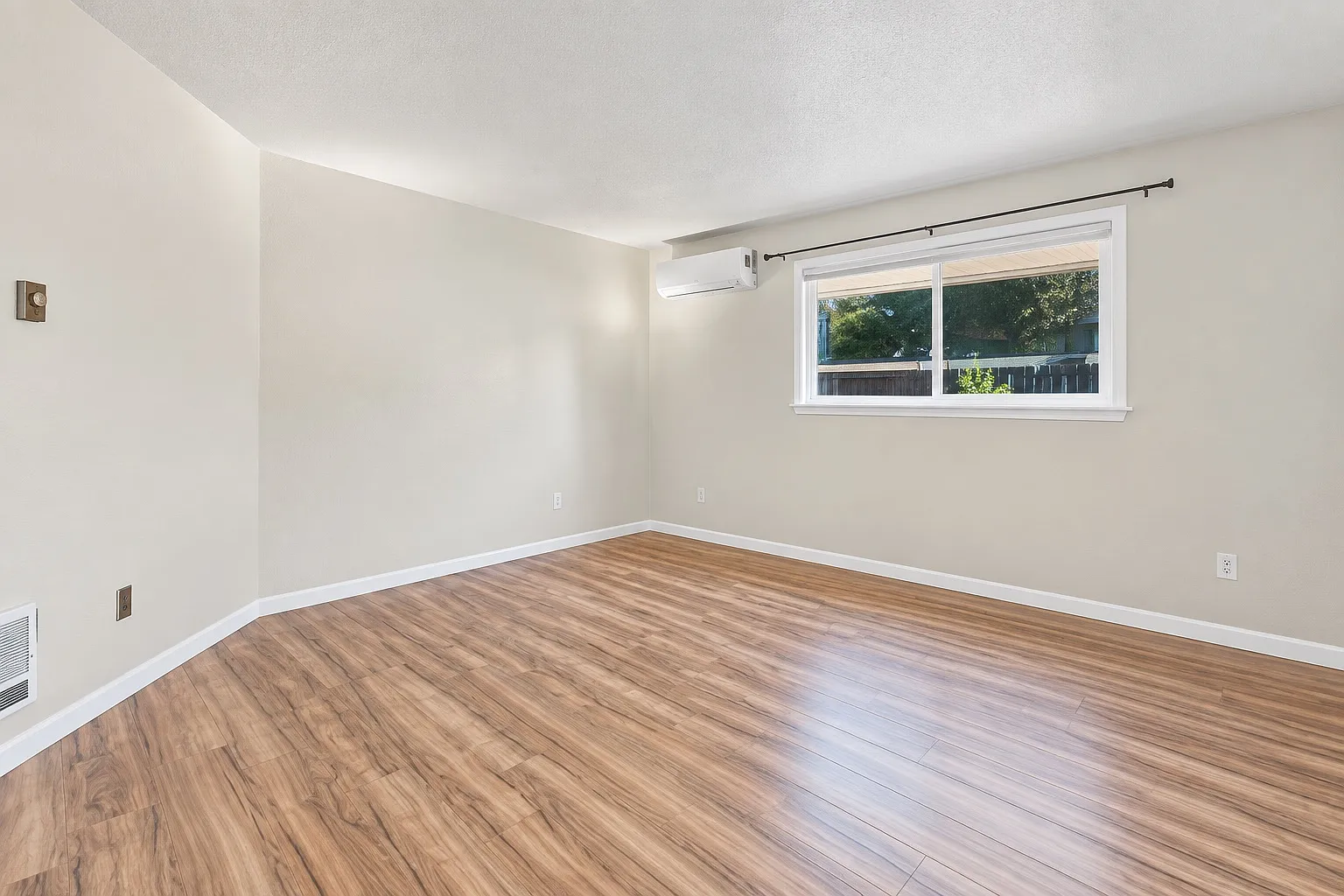 3 bed, 1392 sqft, $3,150 — Photo 3