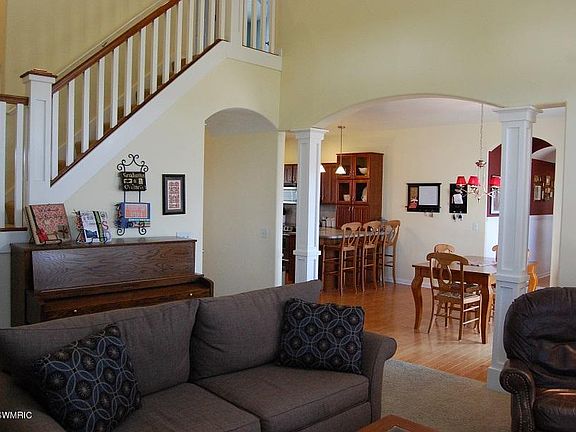 5th image of 7025 Rosewood Ct