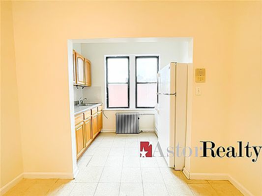 4th image of 30-32 32nd St #4