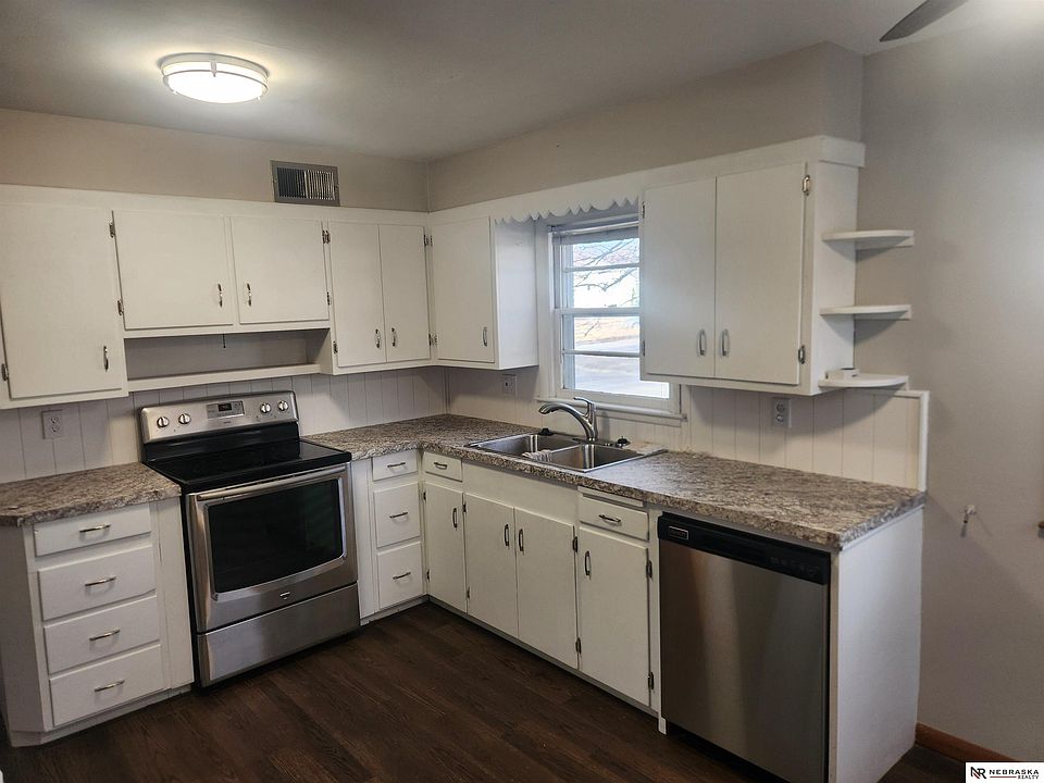 2nd image of 558 W 8th St