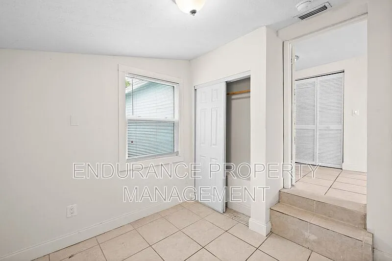 3 bed, 1.0 bath, 840 sqft, $1,950 — Photo 2