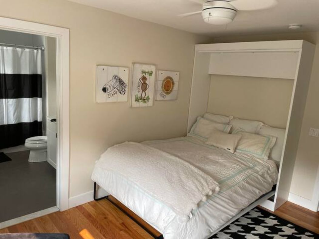  Guestroom 2 - 1 queen bed or kids bed and crib options available