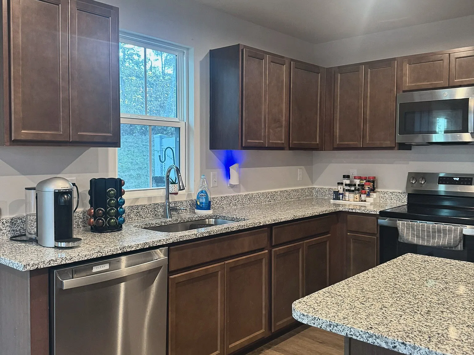 3 bed, 2.5 bath, 1428 sqft, $1,950 — Photo 3