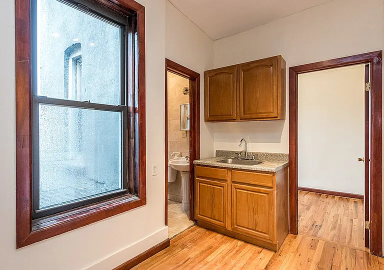 206 Scholes St #13 — Photo 4
