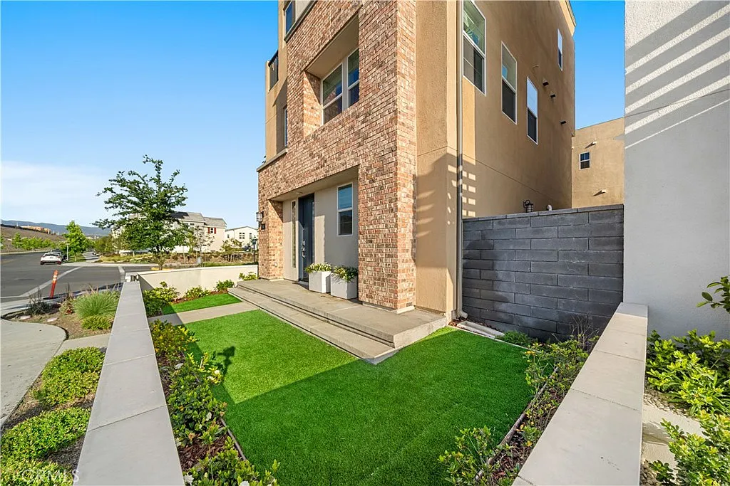 3 bed, 2.5 bath, 1812 sqft, $5,200 — Photo 2