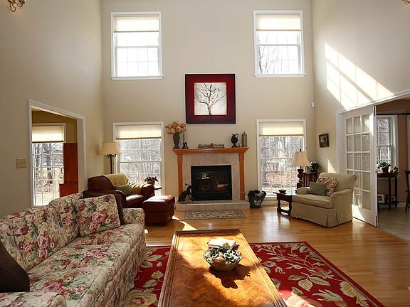 4th image of 11 Sonja Ln
