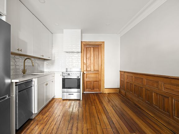 3rd image of 372 Bainbridge St #1