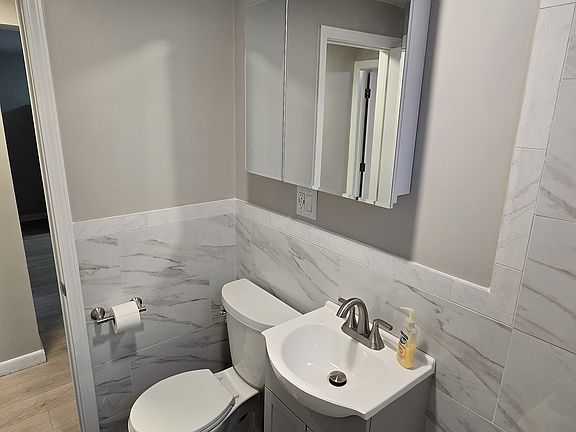 4th image of 895 Warrenville Rd #2